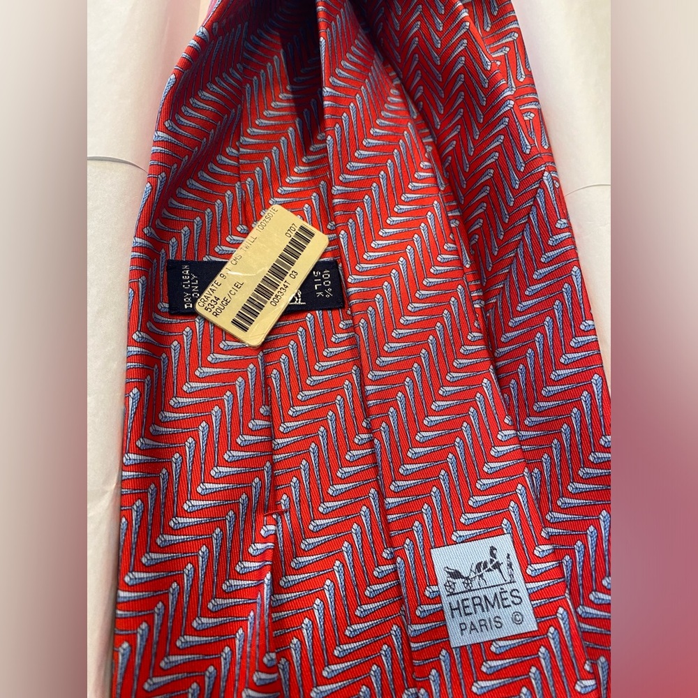 NIB Hermes Authentic Men's 100% Silk Red and Blue unique pattern Necktie